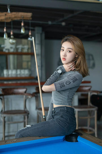 裸身美女把乳喂男人